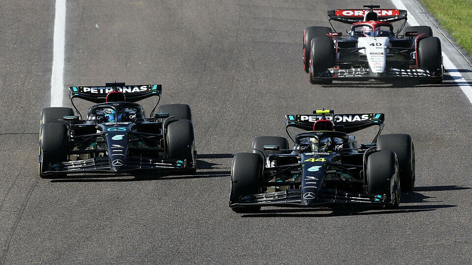 Die Mercedes-Piloten George Russell und Lewis Hamilton im Japan-GP im Zweikampf