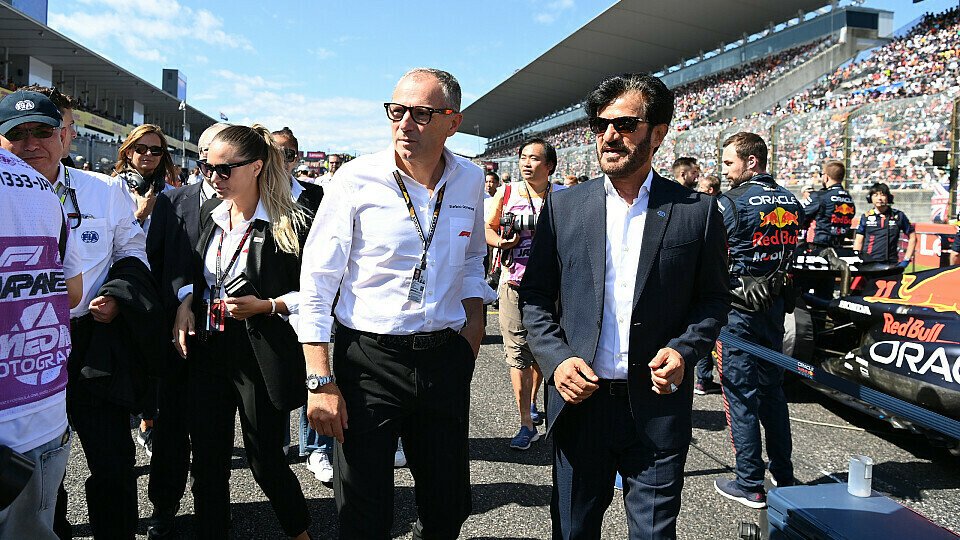 F1-CEO Stefano Domenicali und FIA-Präsident Mohammed Ben Sulayem gemeinsam in der Startaufstellung