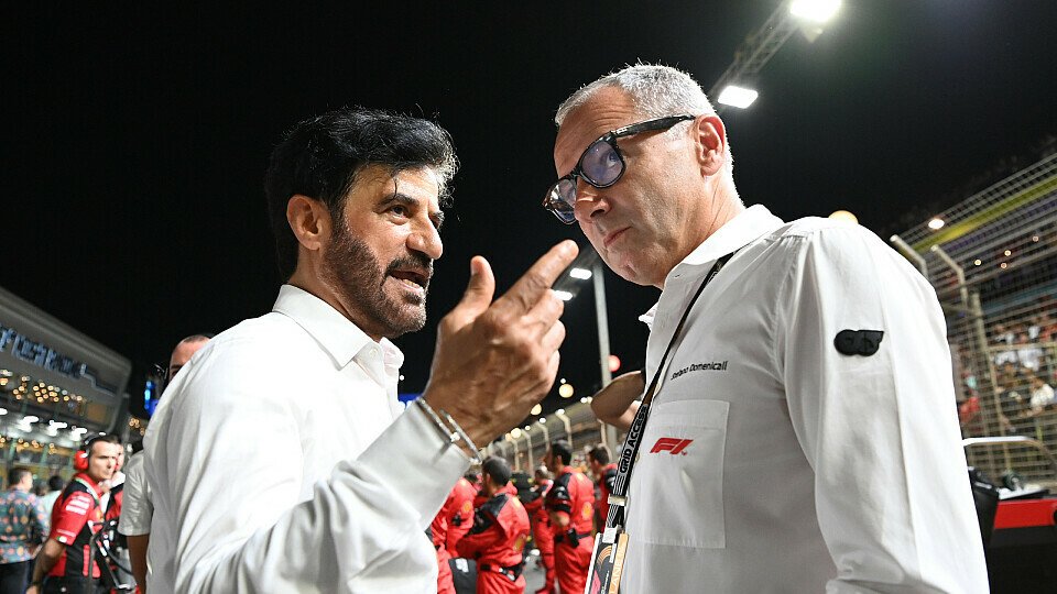 FIA-Präsident Mohammed Ben Sulayem und F1-CEO Stefano Domenicali in der Startaufstellung von Singapur