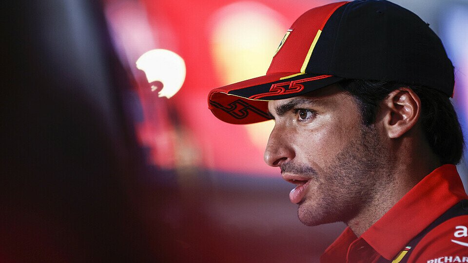 Ferrari-Fahrer Carlos Sainz Jr. beim Interview