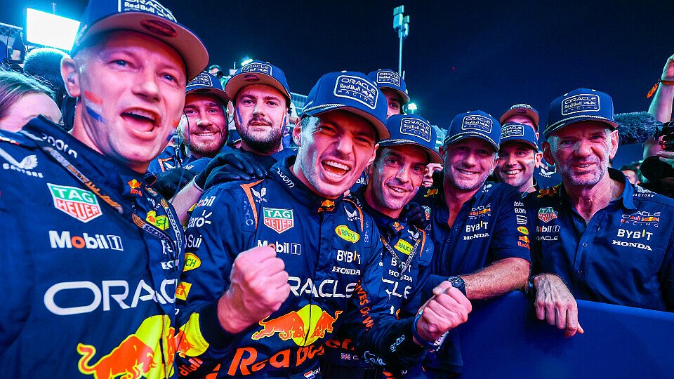 Red Bull-Fahrer Max Verstappen feiert mit seinem Team die Titelverteidigung im Parc Ferme