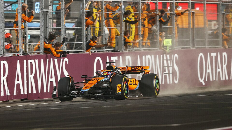 McLaren-Fahrer Oscar Piastri fährt als Sieger über die Ziellinie