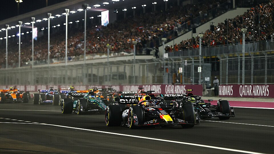 Polesetter Max Verstappen gewinnt im Red Bull den Start vor Lewis Hamilton im Mercedes