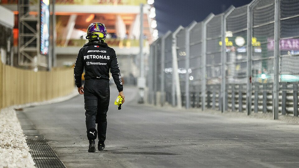 Mercedes-Fahrer Lewis Hamilton auf dem Rückweg nach dem Startunfall