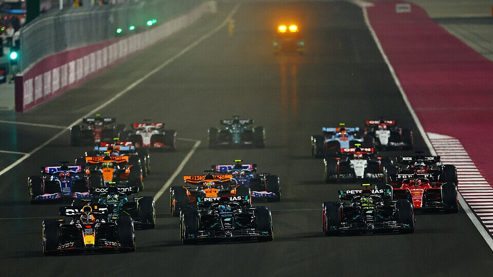 Polesetter Max Verstappen gewinnt im Red Bull den Start vor dem Mercedes-Duo George Russell und Lewis Hamilton
