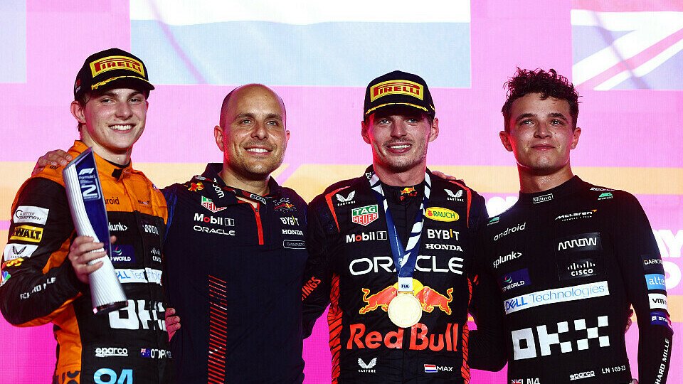 Oscar Piastri, Red Bull-Renningenieur Gianpiero Lambiase, Sieger Max Verstappen und Lando Norris auf dem Podium