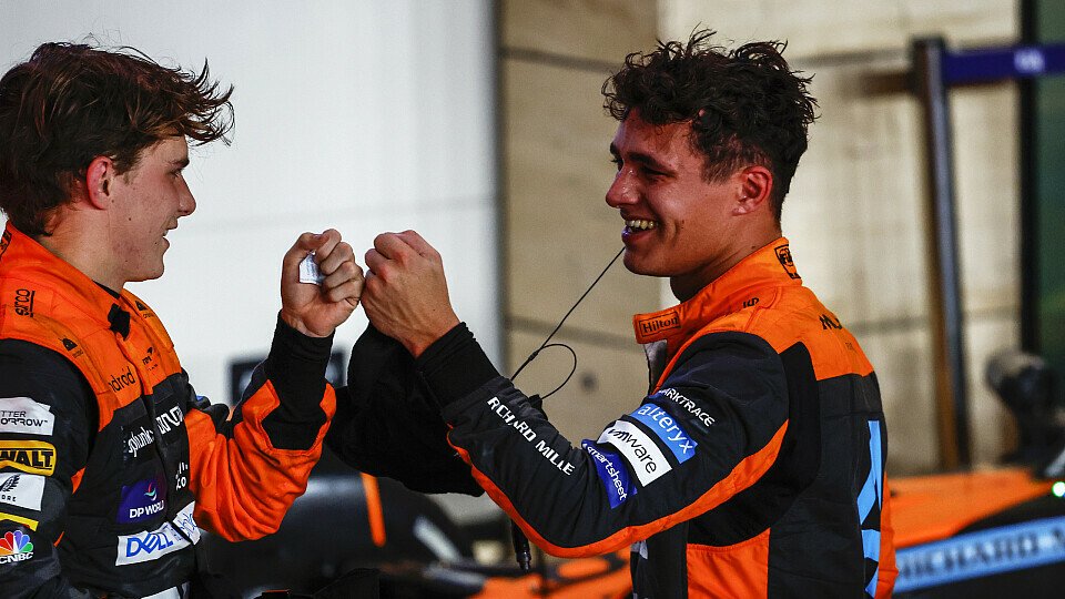 Die McLaren-Fahrer Oscar Piastri und Lando Norris feiern Platz zwei und drei im Parc Ferme