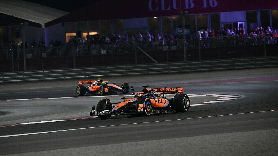 McLaren-Fahrer Oscar Piastri vor seinem Teamkollegen Lando Norris