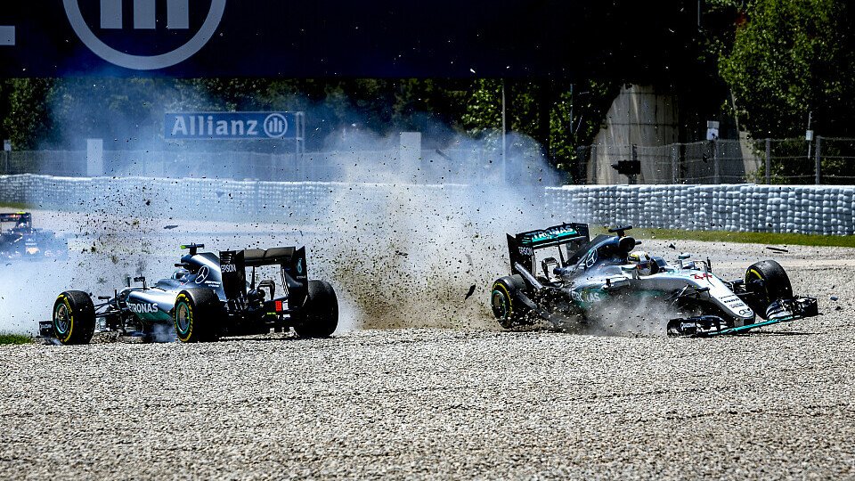 Lewis Hamilton und Nico Rosberg kollidieren in Kurve 4 von Barcelona
