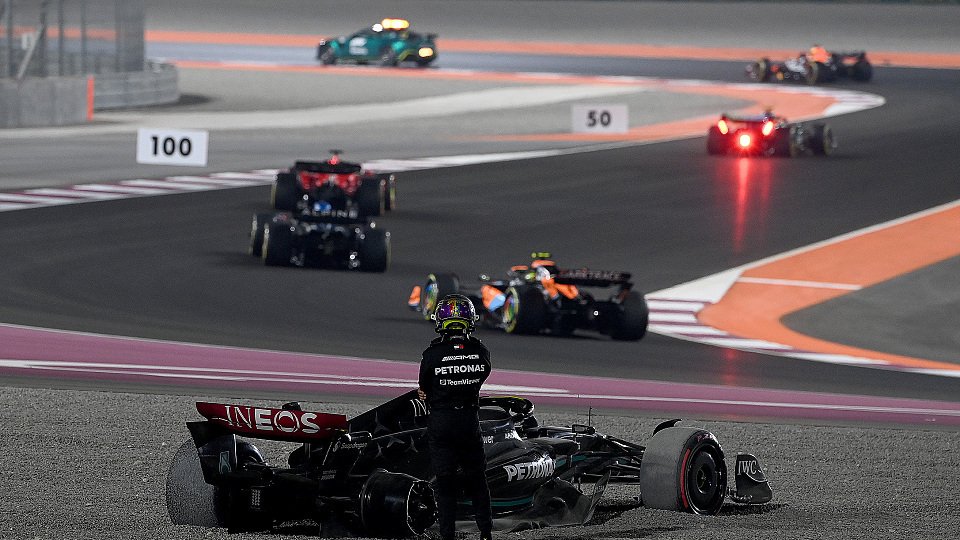 Lewis Hamilton schaut nach dem Crash in Katar auf die Strecke.