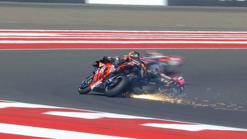 Aleix Espargaro crashte im Sprint in Brad Binder, Foto: MotoGP Twitter - Screenshot
