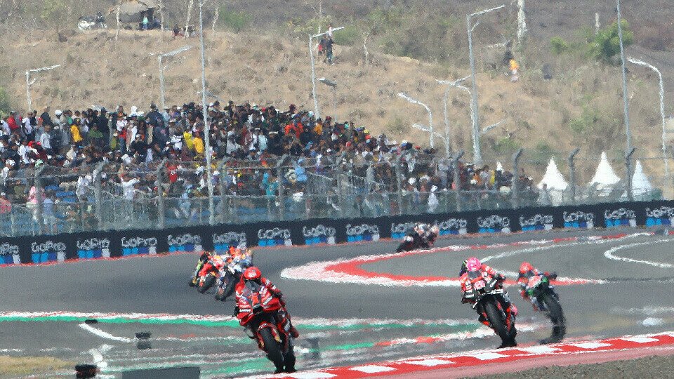 Francesco Bagnaia führt das Feld im Indonesien GP der MotoGP an