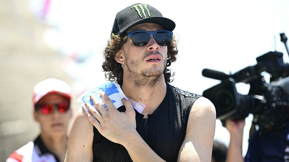 Marco Bezzecchi hält sich einen Kühlpack an die Schulter beim Indonesien GP der MotoGP