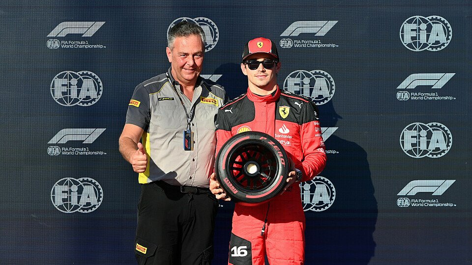 Mario Isola und Charles Leclerc mit dem Pirelli Pole Position Award nach dem Qualifying in Austin