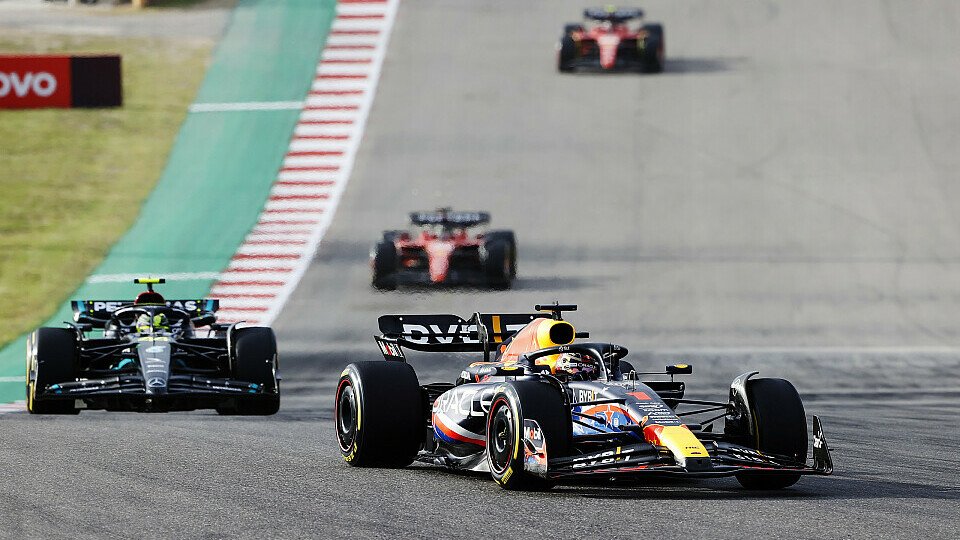 Red Bull-Pilot Max Verstappen führt vor Lewis Hamilton im Mercedes sowie dem Ferrari-Duo Charles Leclerc und Carlos Sainz Jr.