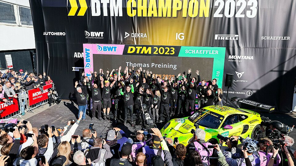 DTM-Champion Thomas Preining feiert mit seinem Manthey-Team den Titelgewinn