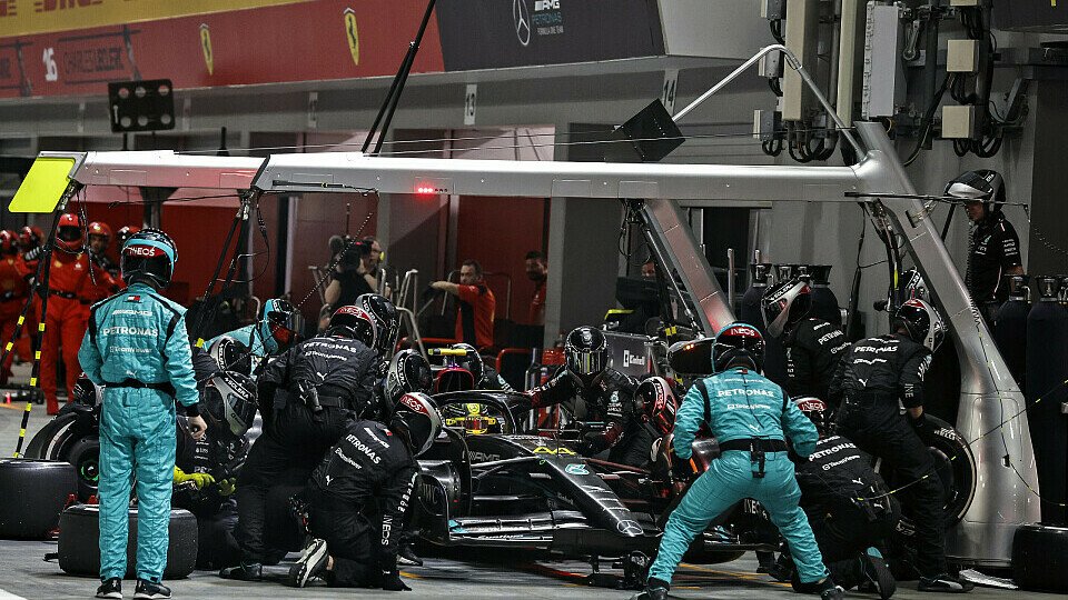 Reifenwechsel am Mercedes W14 von Lewis Hamilton