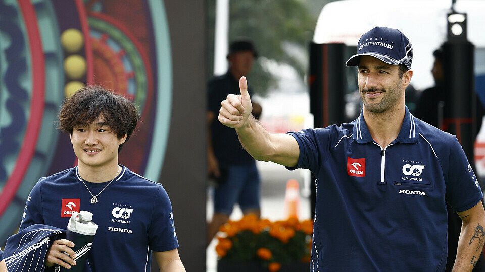 AlphaTauri-Duo Yuki Tsunoda und Daniel Ricciardo im Paddock