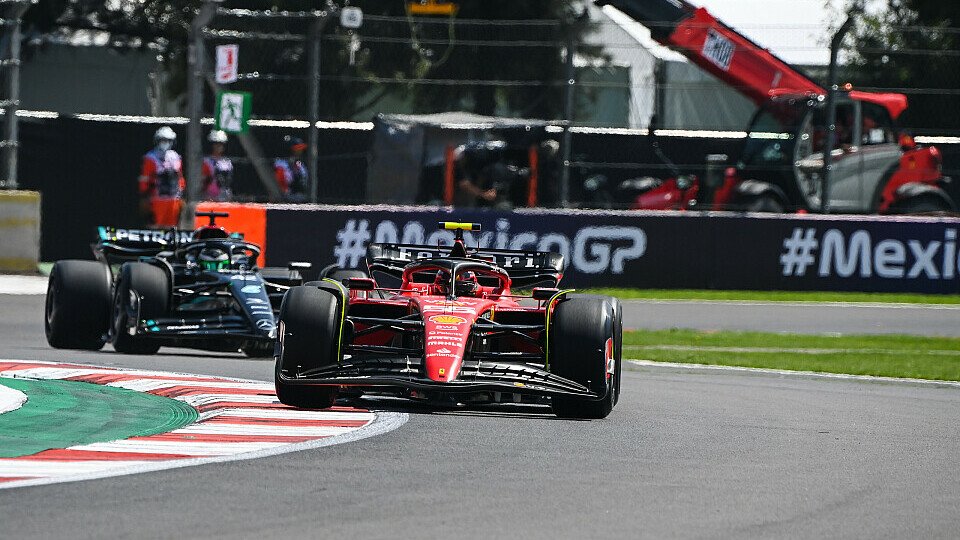 Ferrari-Pilot Carlos Sainz Jr. vor Mercedes-Ersatzfahrer Frederik Vesti