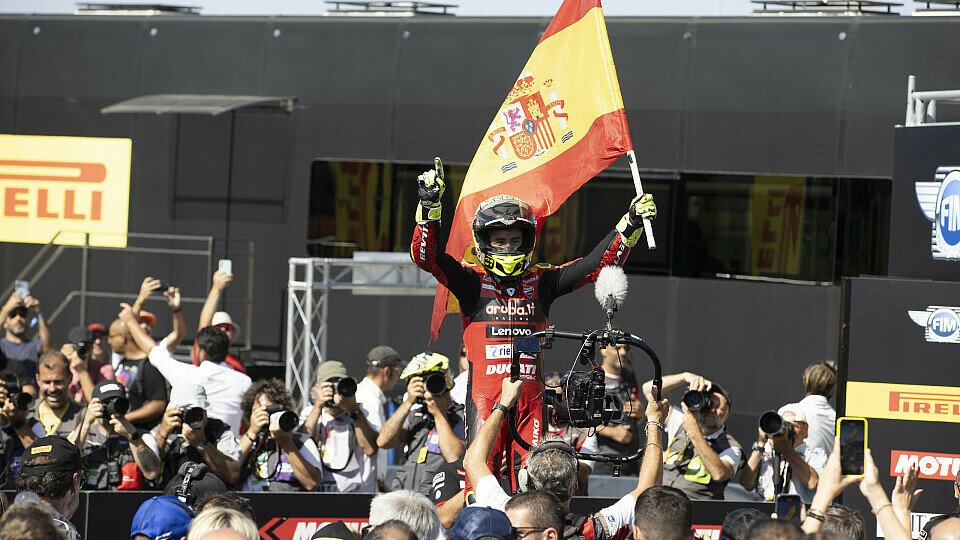 Alvaro Bautista jubelt mit der spanischen Flagge
