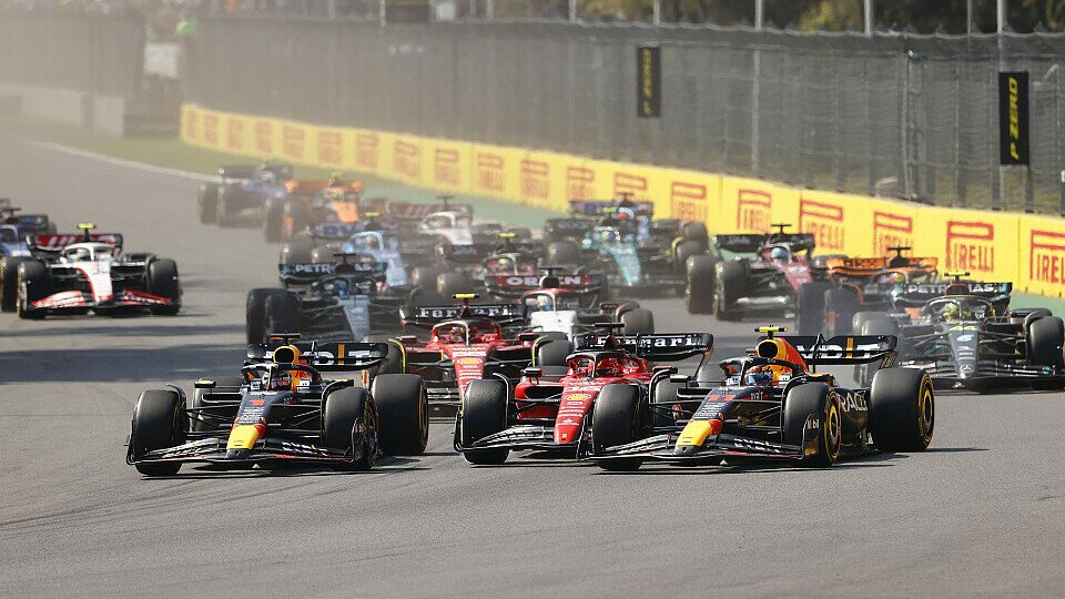 Red Bull-Pilot Max Verstappen gewinnt den Start vor Polesetter Charles Leclerc im Ferrari und Sergio Perez im Red Bull