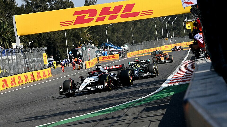 AlphaTauri-Pilot Daniel Ricciardo vor Lewis Hamilton im Mercedes AlphaTauri-Pilot Daniel Ricciardo vor Lewis Hamilton im Mercedes