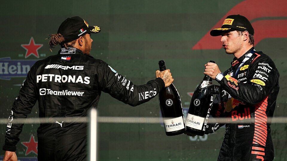 Red Bull-Fahrer Max Verstappen feiert seinen 16. Saisonsieg auf dem Podium mit dem Zweiten Lewis Hamilton