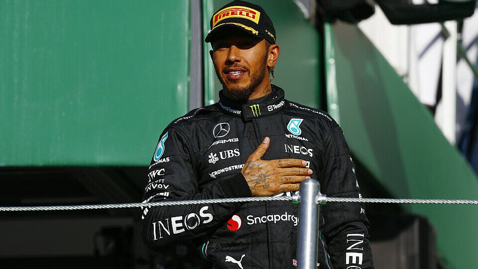 Platz zwei für Mercedes-Fahrer Lewis Hamilton auf dem Podium Platz zwei für Mercedes-Fahrer Lewis Hamilton auf dem Podium