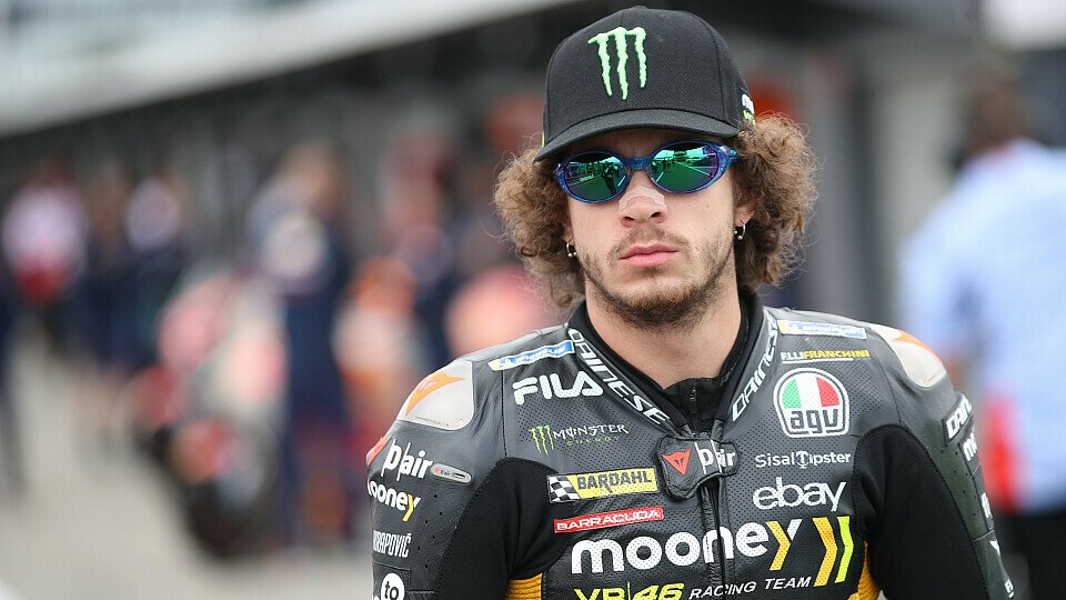 Marco Bezzecchi im MotoGP-Paddock auf dem Weg zum Grid.