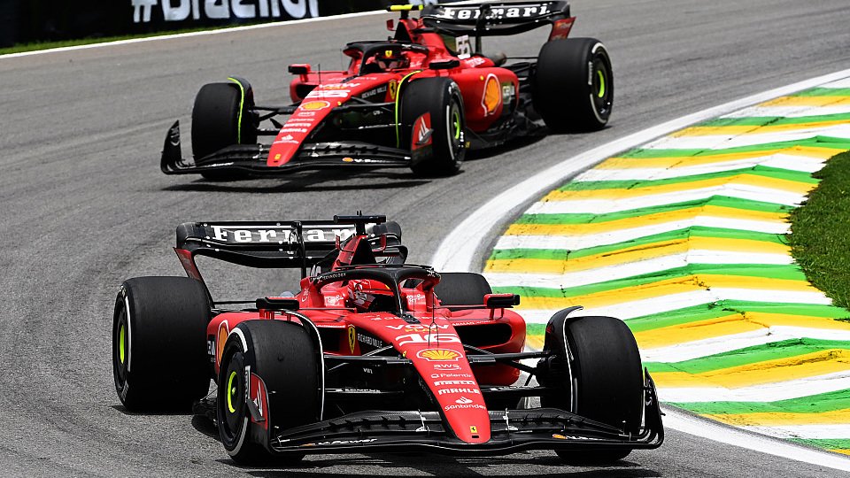 Ferrari-Fahrer Charles Leclerc vor Teamkollege Carlos Sainz Jr.