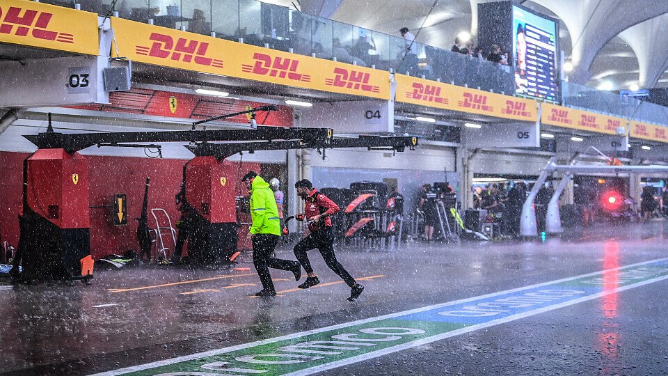Regen in der Boxengasse vor der Ferrari-Garage