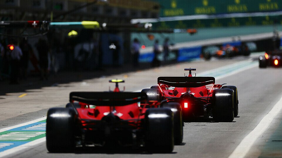Ferrari-Fahrer Carlos Sainz Jr. hinter Teamkollege Charles Leclerc in der Boxengasse