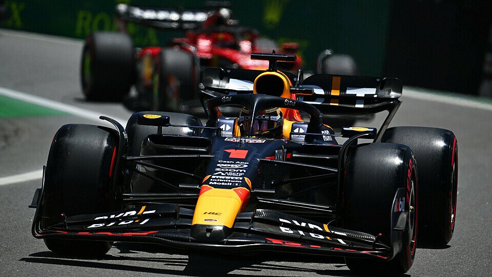 Red Bull-Pilot Max Verstappen vor Charles Leclerc im Ferrari 