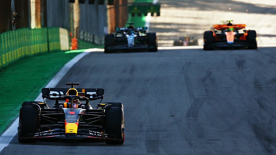Red Bull-Fahrer Max Verstappen führt vor George Russell und Lando Norris
