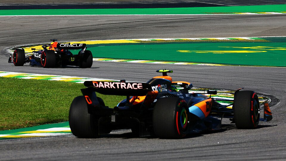 McLaren-Fahrer Lando Norris verfolgt Max Verstappen im Red Bull