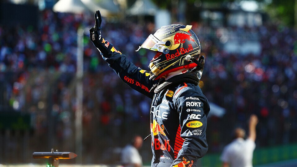 Red Bull-Fahrer Max Verstappen feiert im Parc Ferme seinen Sprint-Sieg