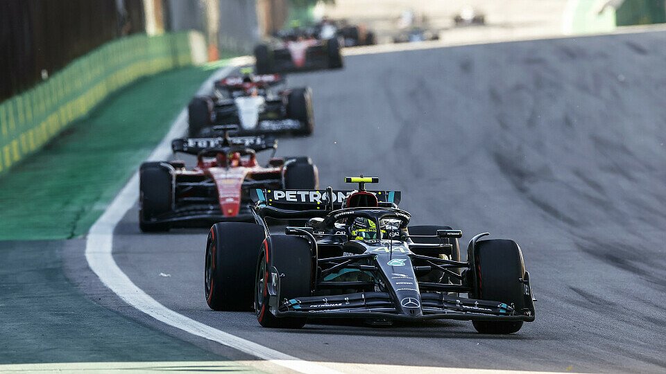 Mercedes-Pilot Lewis Hamilton vor Charles Leclerc im Ferrari