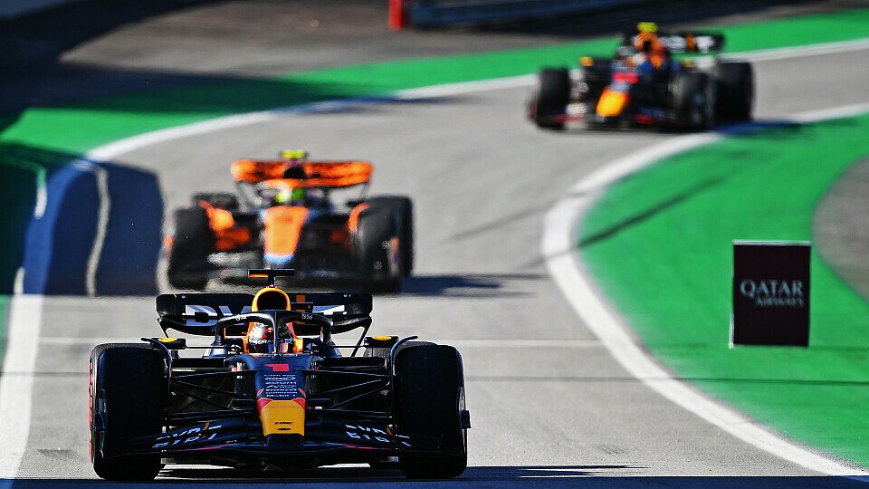Zieleinlauf: Sieger Max Verstappen im Red Bull vor Lando Norris im McLaren und Sergio Perez auf dem Weg zum Parc Ferme 