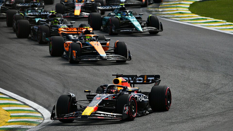 Red Bull-Pilot Max Verstappen führt vor Lando Norris im McLaren