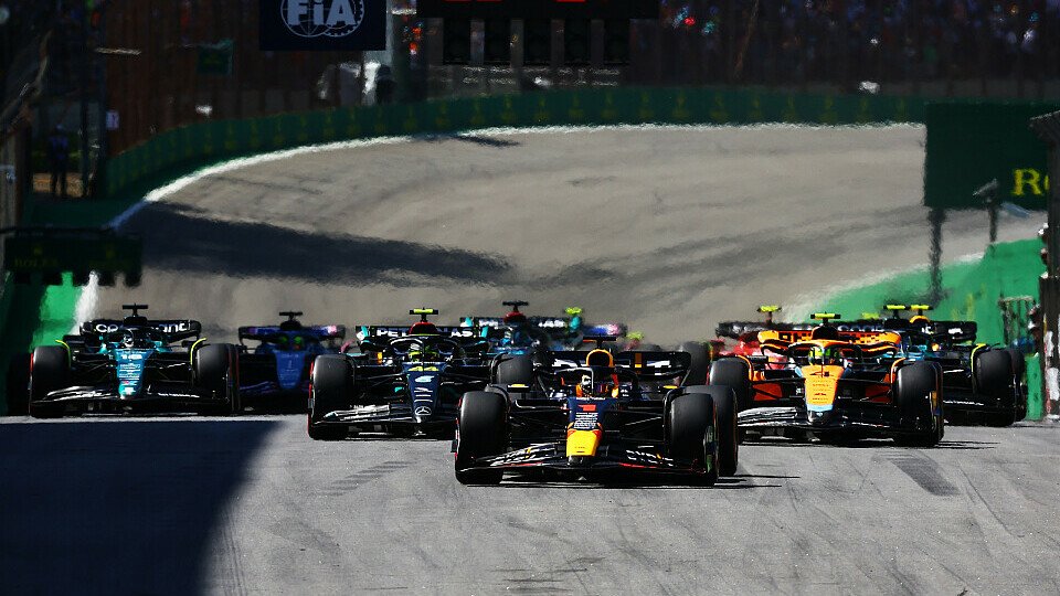 Red Bull-Pilot Max Verstappen führt nach dem Restart vor Lando Norris im McLaren