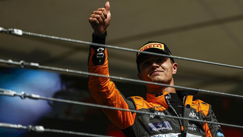 McLaren-Fahrer Lando Norris feiert Platz 2 auf dem Podium McLaren-Fahrer Lando Norris feiert Platz 2 auf dem Podium