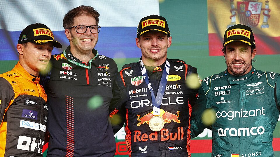Podium mit Lando Norris, Sieger Max Verstappen und Fernando Alonso