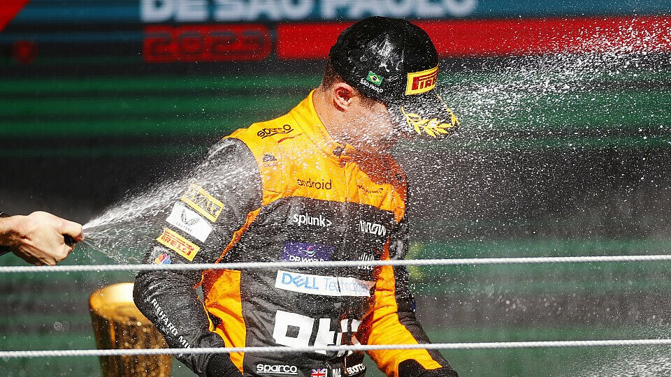 McLaren-Fahrer Lando Norris feiert Platz 2 auf dem Podium