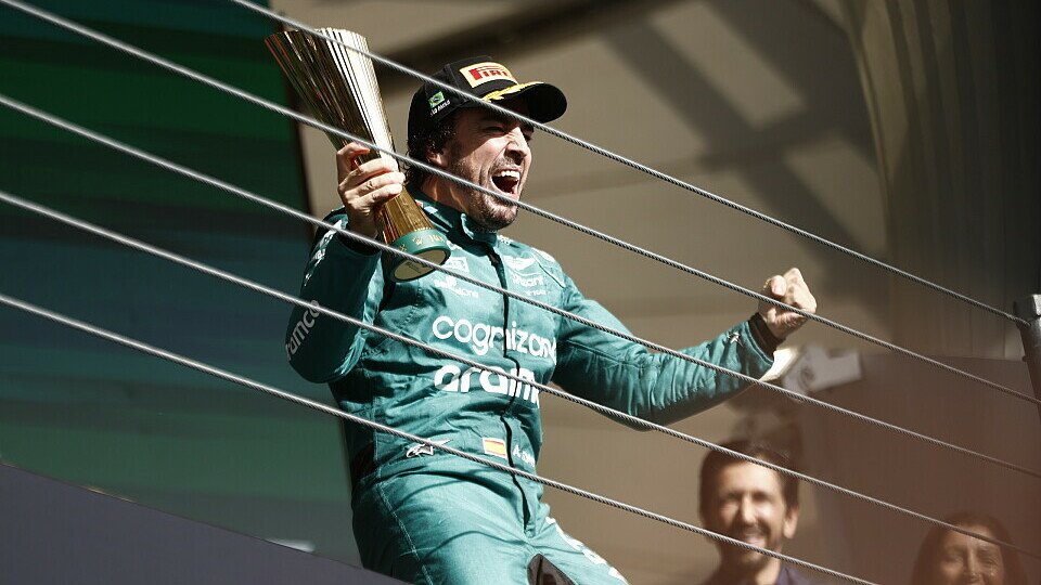 Aston Martin-Fahrer Fernando Alonso feiert Platz 3 auf dem Podium
