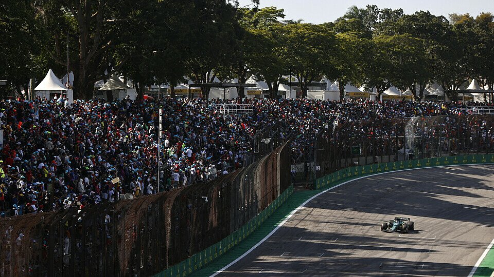 Fernando Alonso fährt beim Formel-1-GP in Sao Paulo am Sonntag vor der mit Fans gefüllten Tribüne über die Start-Ziel-Gerade.