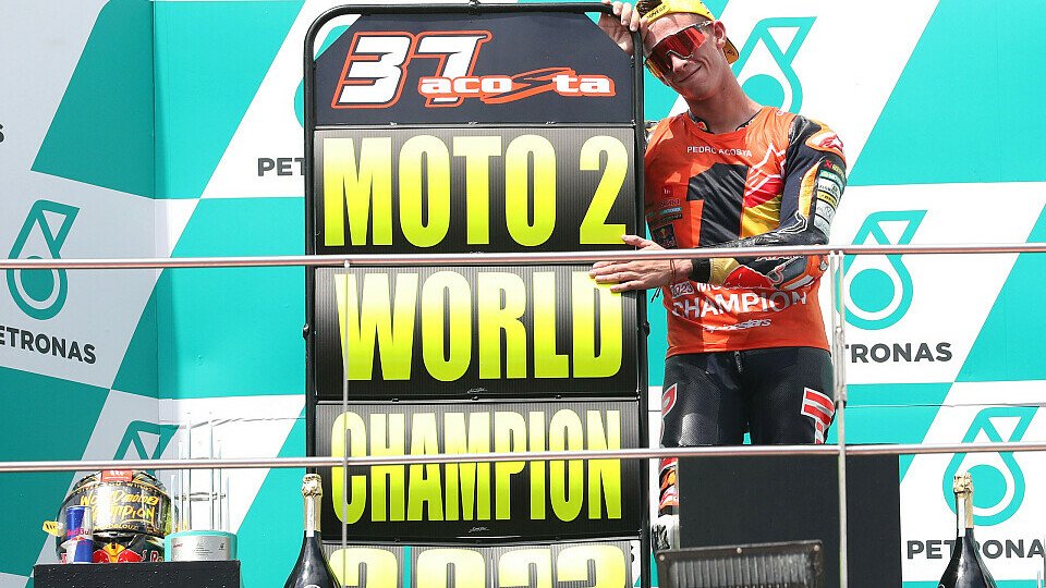 Pedro Acosta feiert den Gewinn des Moto2-Titels in Malaysia.