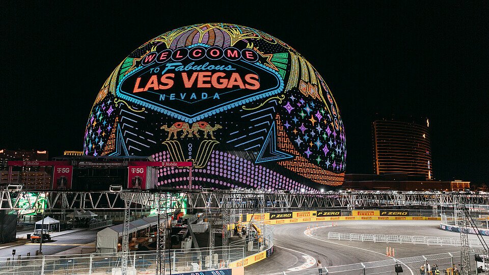 Die Sphere neben der Formel-1-Strecke in Las Vegas mit Werbung für die Stadt.