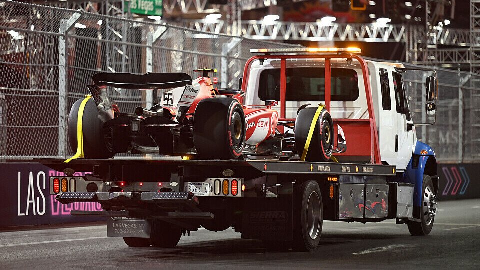 Ferrari-Fahrer Carlos Sainz Jr. nach Kanaldeckel-Crash auf dem Abschleppwagen