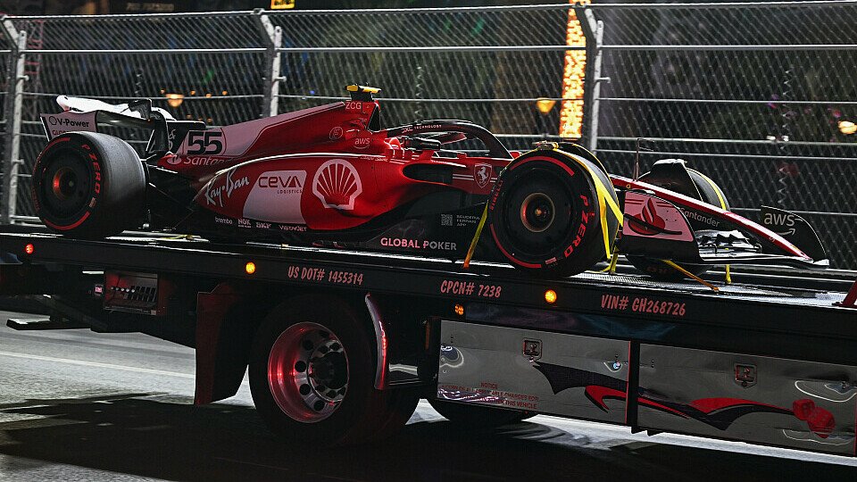 Ferrari-Fahrer Carlos Sainz Jr. nach Kanaldeckel-Crash auf dem Abschleppwagen