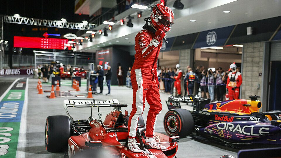 Polesetter Ferrari-Fahrer Charles Leclerc im Parc Ferme